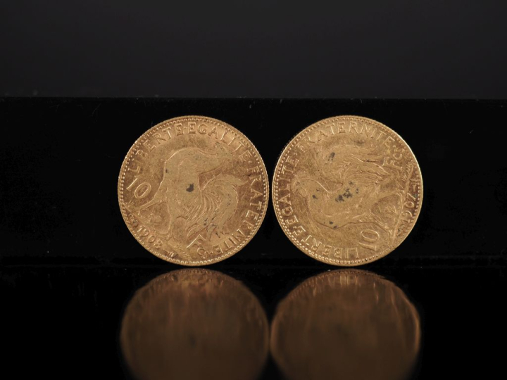 Deux pièces de 10 Francs or, 1907 et 1908.  FRAIS ACHETEURS 10% HT.
