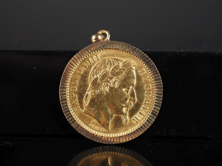Pendentif en or jaune 750, serti en son centre d'une pièce de 20 Franc