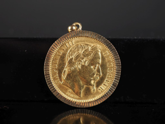 Vente aux enchères Pendentif en or jaune 750, serti en son centre d'une pièce de 20 Franc