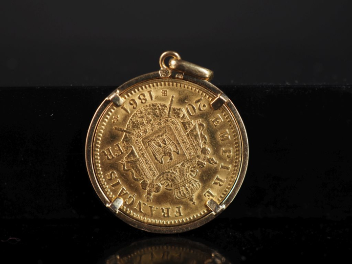 Pendentif en or jaune 750, serti en son centre d'une pièce de 20 Franc