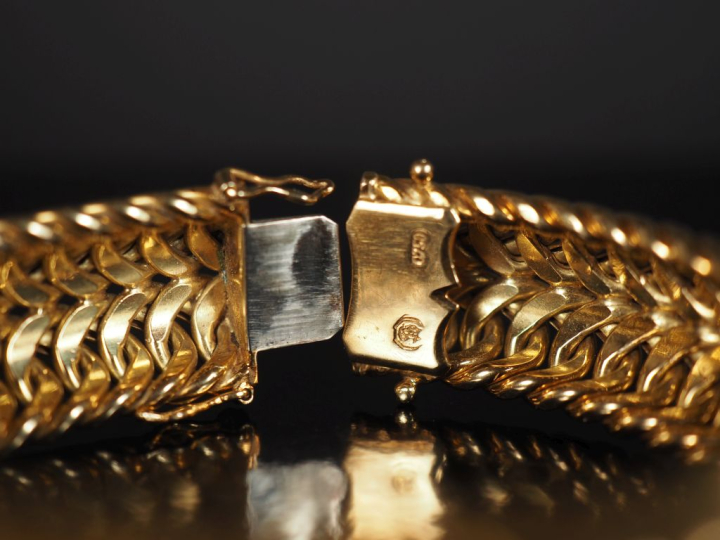 Bracelet manchette en or jaune 750, maille tressée de forme bombée.  L