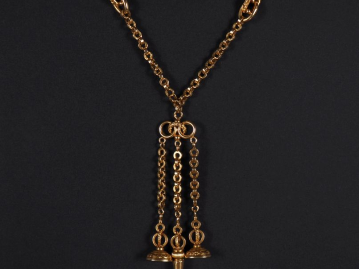 Ravissant collier en or jaune 750, maille jaseron, agrémenté de trois 