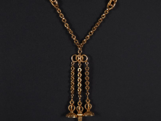 Vente aux enchères Ravissant collier en or jaune 750, maille jaseron, agrémenté de trois 