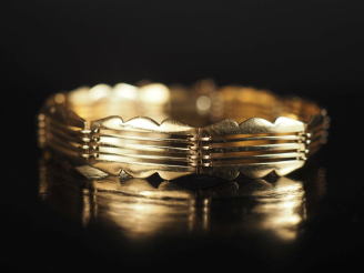 Vente aux enchères Bracelet articulé en or jaune 750, à décor de maillons festonnés et aj