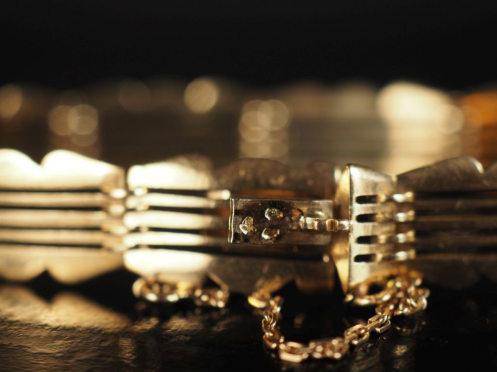 Bracelet articulé en or jaune 750, à décor de maillons festonnés et aj