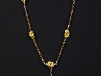 Vente aux enchères Collier souple en or jaune 750, maille figaro, ponctué de pépites d'or