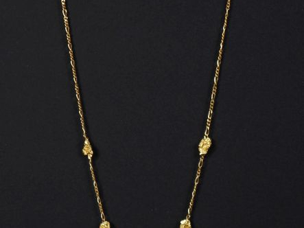 Collier souple en or jaune 750, maille figaro, ponctué de pépites d'or