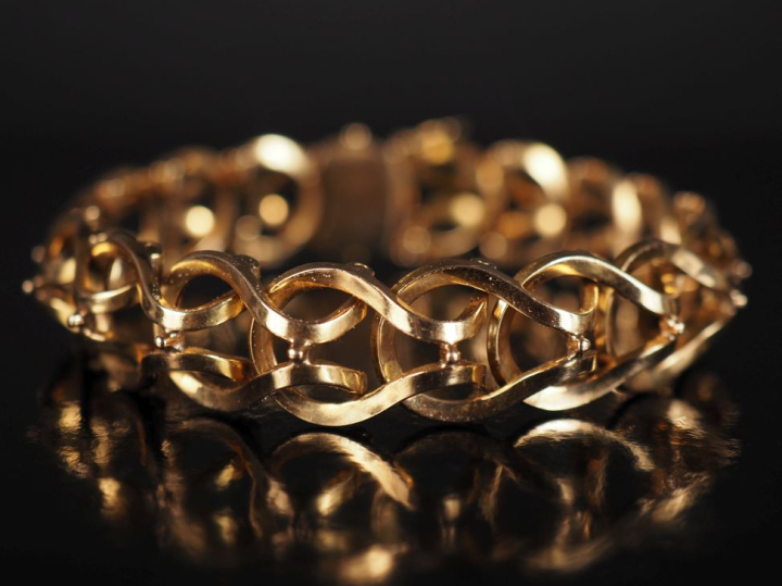 Bracelet articulé en or jaune 750, maille ajourée entrelacée.  Long. 1