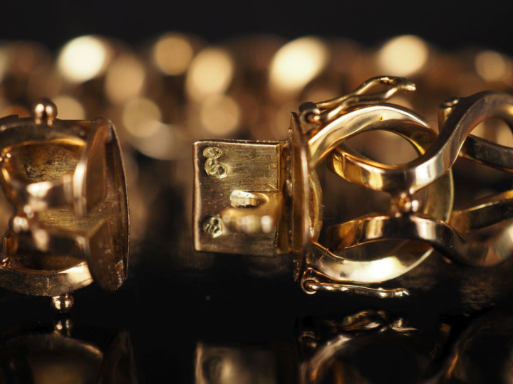 Bracelet articulé en or jaune 750, maille ajourée entrelacée.  Long. 1