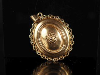 Vente aux enchères Pendentif porte-photo de forme ovale en or jaune 750, à décor en son c