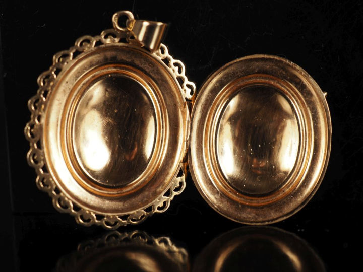 Pendentif porte-photo de forme ovale en or jaune 750, à décor en son c