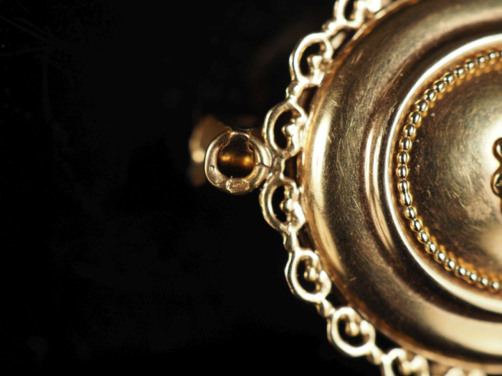 Pendentif porte-photo de forme ovale en or jaune 750, à décor en son c