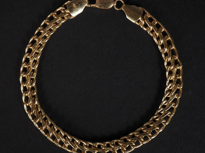 Bracelet souple en or jaune 750, maille tressée ajourée. Long. 19 cm P