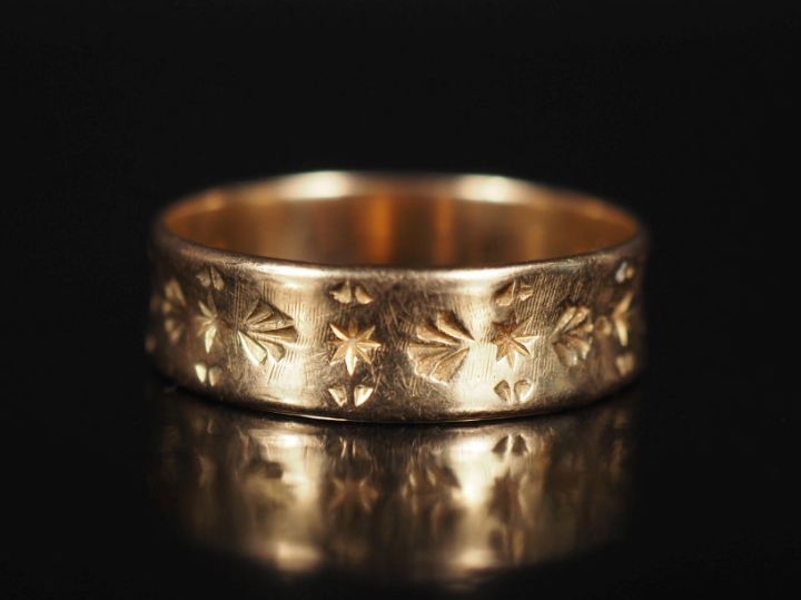 Bague jonc en or jaune 750, à décor gravé d'étoiles et palmettes.  TDD