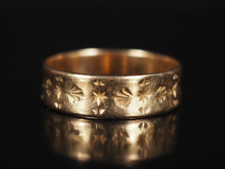 Vente aux enchères Bague jonc en or jaune 750, à décor gravé d'étoiles et palmettes.  TDD