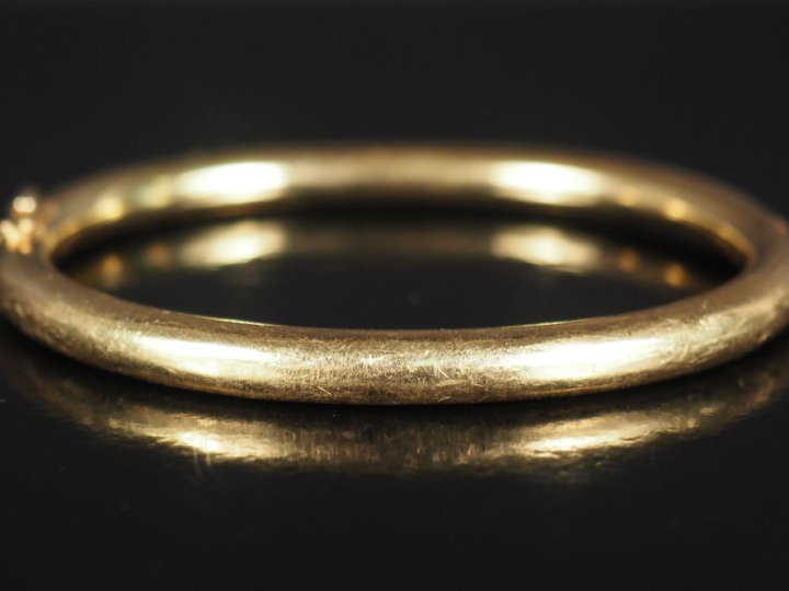 Important bracelet jonc de forme ovale en or jaune 750.  Dim. internes