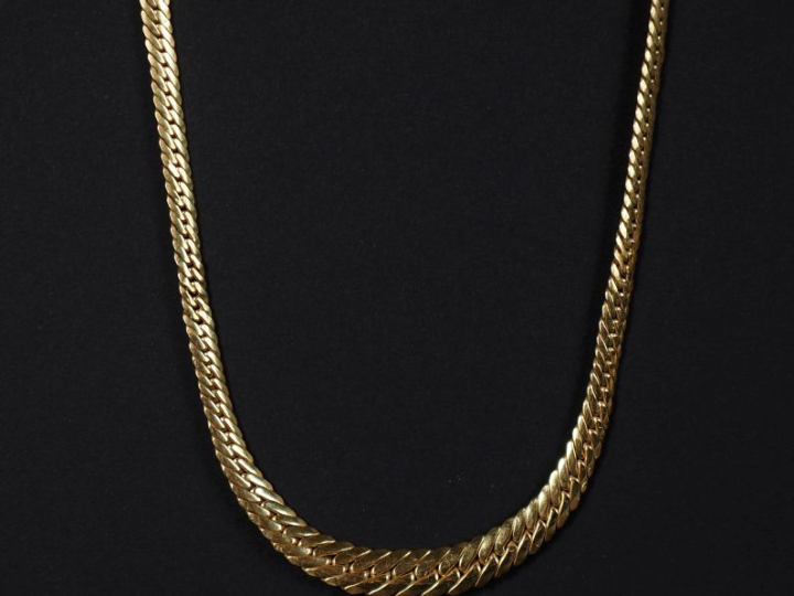 Collier souple en or jaune 750, maille plate gourmette en chute.  Long