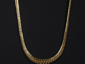 Vente aux enchères Collier souple en or jaune 750, maille plate gourmette en chute.  Long