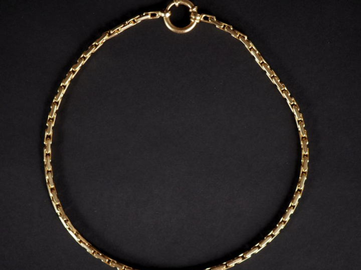 Collier souple en or jaune 750, maille forçat rectangulaire.  Long. 41