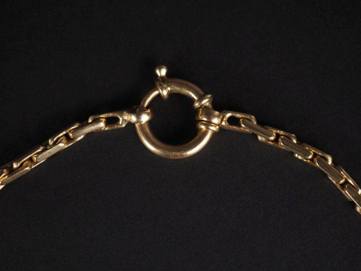 Collier souple en or jaune 750, maille forçat rectangulaire.  Long. 41