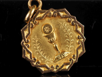 Vente aux enchères Médaille religieuse en or jaune 750, à décor de calice.  Joli pourtour