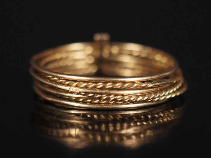 Bague semainier en or jaune 750, composée de sept anneaux lisses et to