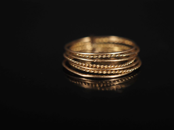 Bague semainier en or jaune 750, composée de sept anneaux lisses et to