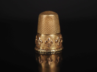 Vente aux enchères Dé à coudre en or jaune 750, à décor d'une frise de fleurs de lys. H. 