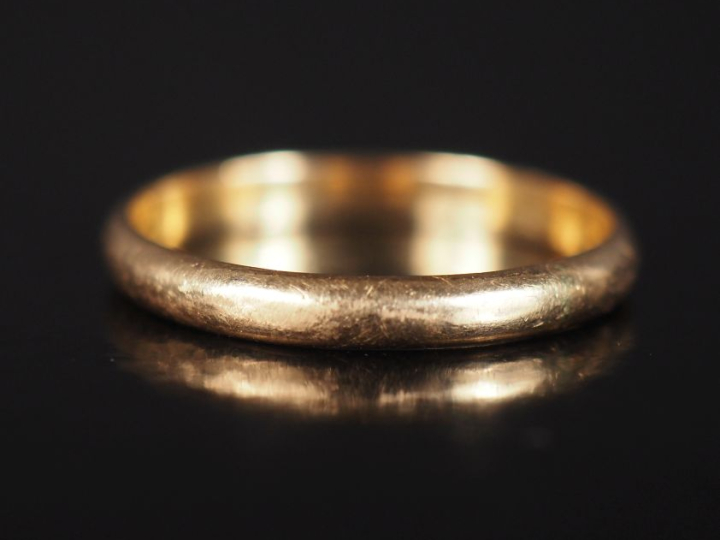 Alliance en or jaune 750. TDD. 59 Poids. 2,45 g