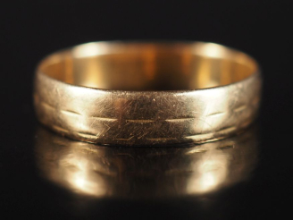 Vente aux enchères Alliance en or jaune 750, à décor gravé.  TDD. 60 Poids. 2,82 g