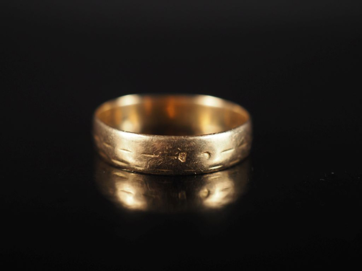 Alliance en or jaune 750, à décor gravé.  TDD. 60 Poids. 2,82 g