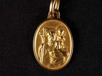 Vente aux enchères Médaille religieuse de forme ovale en or jaune 750, figurant Saint Chr