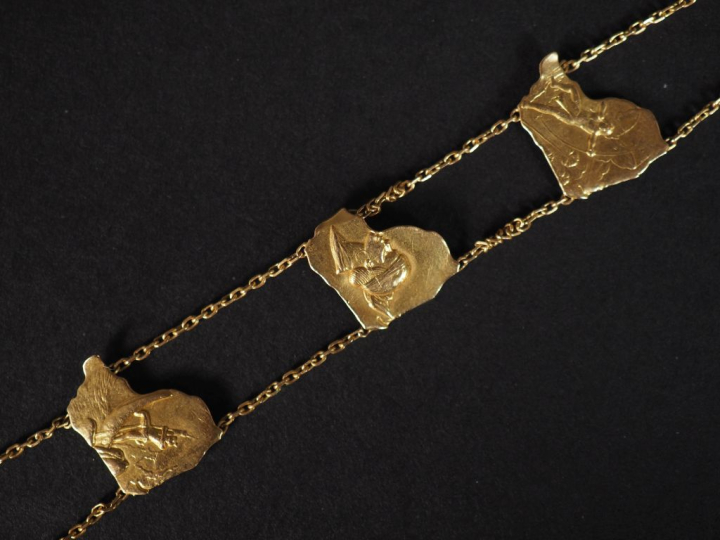 Intéressant bracelet souple en or jaune 750, à décor de personnages.  