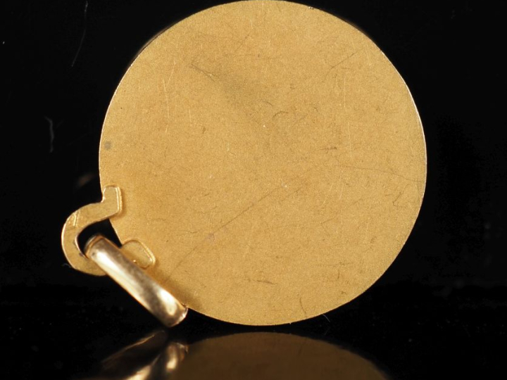 Médaille religieuse en or jaune 750, figurant la Sainte Vierge de prof