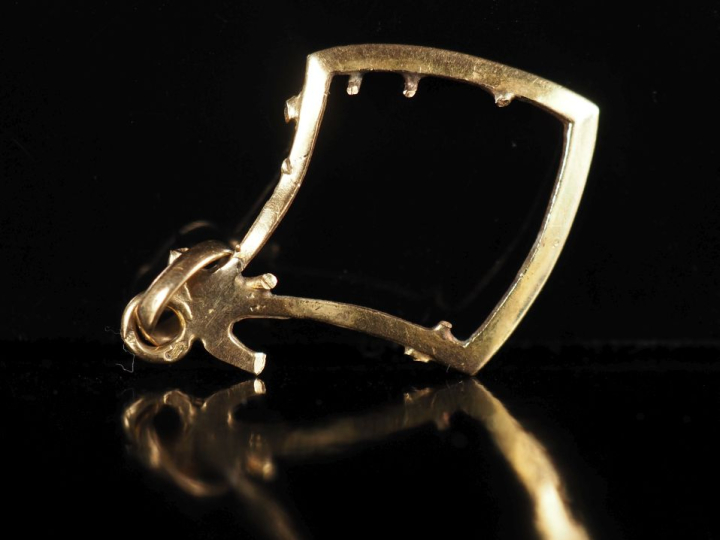 Monture de pendentif en or jaune 750. Poids. 1,07 g  (manques)