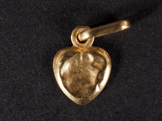 Vente aux enchères Petit pendentif en or jaune 750, en forme de cœur.  H. totale : 1,2 cm