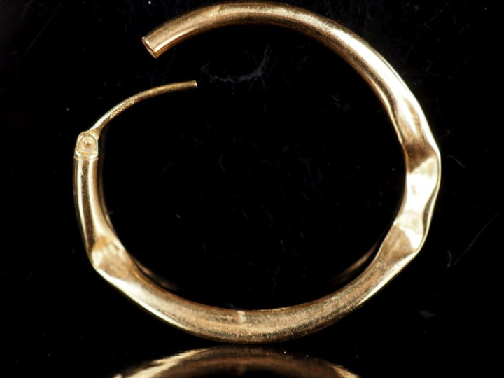 Créole en or jaune 750.  Poids. 1,28 g  (accidentée)