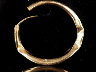 Vente aux enchères Créole en or jaune 750.  Poids. 1,28 g  (accidentée)