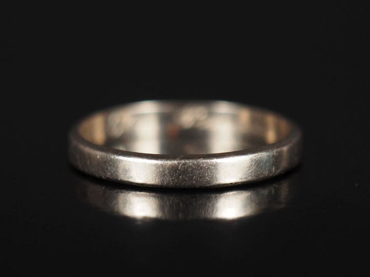 Alliance en or blanc 750.  TDD. 61 Poids. 2,74 g (gravée à l'intérieur