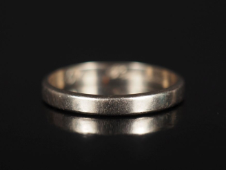 Vente aux enchères Alliance en or blanc 750.  TDD. 61 Poids. 2,74 g (gravée à l'intérieur