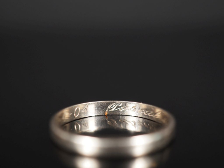 Alliance en or blanc 750.  TDD. 61 Poids. 2,74 g (gravée à l'intérieur