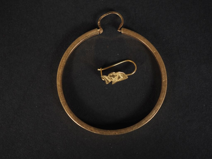 Ensemble comprenant :  - un perce oreille en or jaune 750, à décor de 