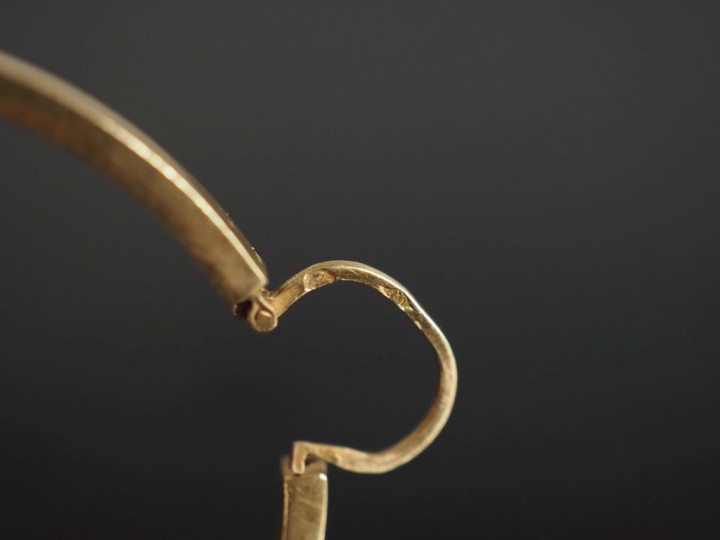 Ensemble comprenant :  - un perce oreille en or jaune 750, à décor de 