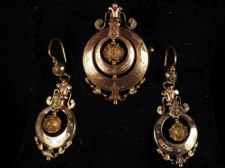 Vente aux enchères Demi-parure en or jaune 750. Comprenant :  - une broche ajourée, à déc