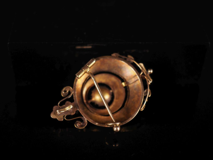 Demi-parure en or jaune 750. Comprenant :  - une broche ajourée, à déc