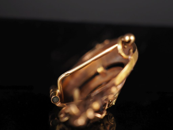 Demi-parure en or jaune 750. Comprenant :  - une broche ajourée, à déc