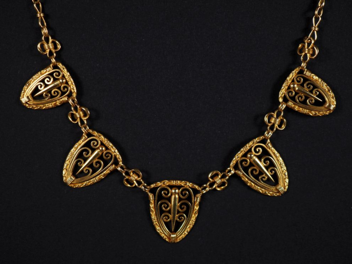 Ravissant collier de style Louis XVI en or jaune 750, maille fantaisie