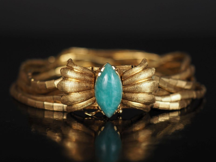 Ravissant bracelet en or jaune 750, composé de neuf brins souple à mai