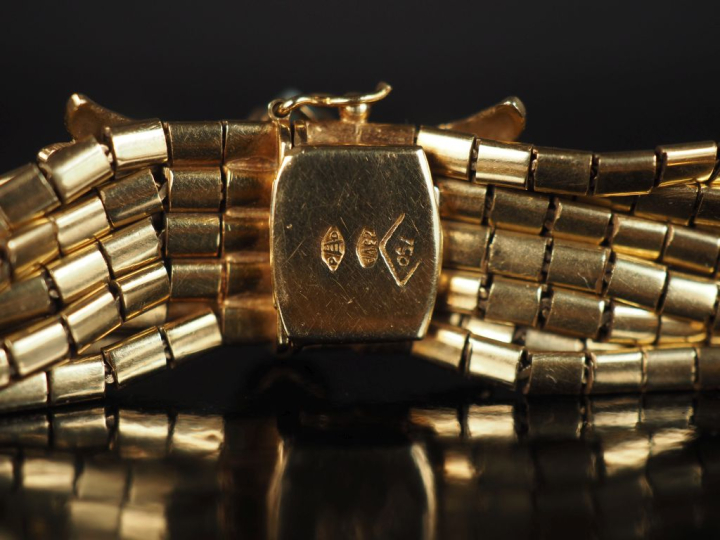 Ravissant bracelet en or jaune 750, composé de neuf brins souple à mai