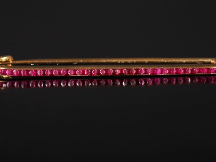 CARTIER, Paris Ravissante broche barrette en or jaune 750, sertie d'un